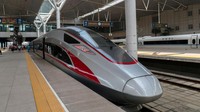 Kereta CR400 Fuxing ini beroperasi dengan kecepatan komersial 350 km/jam, namun dalam pengetesan kecepatannya mencapai 420 km/jam. Dalam pernyataannya, China mengatakan kereta Fuxing ini dikembangkan dari generasi kereta cepat sebelumnya dengan mengadopsi teknologi dari Jepang dan Eropa. Zhang Peng/LightRocket/Getty Images