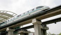 Shanghai Maglev menghubungkan Pudong Airport, Shanghai dengan Stasiun Longyang Road. Kereta ini diklaim memiliki kecepatan komersial 460 km/jam dan bisa menempuh jarak 30 km dalam waktu 7,5 menit saja. Shanghai Maglev dibangun menggunakan teknologi Jerman. Teknologi itu memungkinkan Maglev terbang di atas rel yang telah dilengkapi dengan magnet super kuat sehingga menyajikan perjalanan yang sangat halus dan tanpa friksi. WireImage/Gao Yuwen