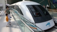 Shanghai Maglev merupakan kereta tercepat di dunia. Selain cepat, kereta ini juga tergolong unik karena mengangkut penumpang menggunakan levitasi magnet ketimbang rel baja konvensional. Mark Ralston/AFP/Getty Images