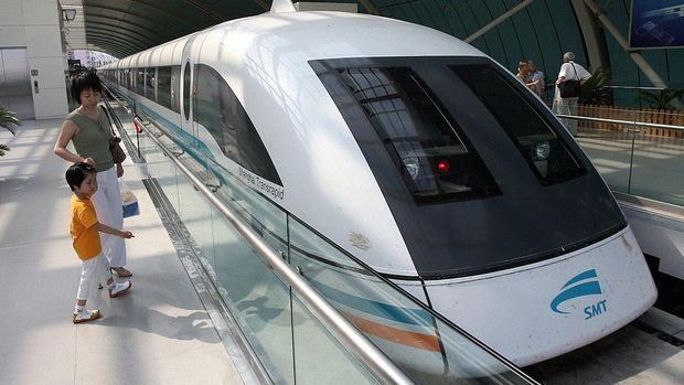 FILES - Picture taken 24 September 2006 shows tourists waiting to board Shanghai's magnetic levitation train to Pudong airport. Bavarian officials have come up with the funds to build a magnetic levitation 