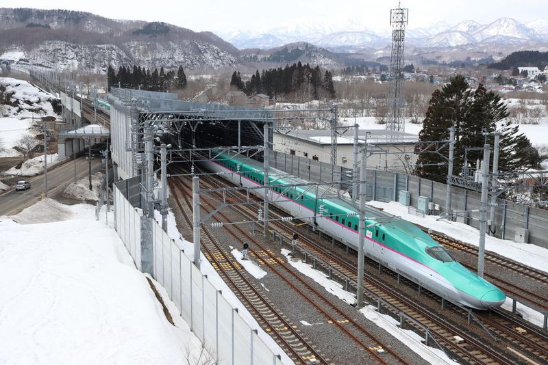 Potret Kereta Cepat Jakarta Bandung Vs Kereta-kereta Tercepat di Dunia IMABETSU, JAPAN - MARCH 19: An E5 Shinkansen bullet train runs between Kikonai and Okutsugaru-Imabetsu stations on March 19, 2018 in Imabetsu, Aomori, Japan. (Photo by Manabu Takahashi/Getty Images)