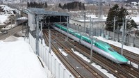 Shinkansen saat ini beroperasi dengan kecepatan maksimum 300 km/jam, sedangkan E5 dalam jalur Japan Railways East (JR East) Tohoku Shinkansen bisa menempuh kecepatan hingga 320 km/jam. Kereta tersebut beroperasi dari utara Tokyo menuju Shin-Aomori. Getty Images/Manabu Takahashi