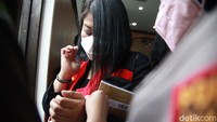 Petugas membuka borgol istri Ferdy Sambo tersebut.