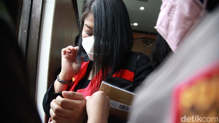 Potret Putri Candrawathi Berbaju Tahanan Nomor 69 Putri Candrawathi memakai baju tahanan kejaksaan bernomor 69 saat datang ke PN Jaksel. Putri disidang dalam kasus pembunuhan berencana Yosua.