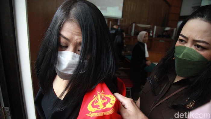Putri Candrawathi memakai baju tahanan kejaksaan bernomor 69 saat datang ke PN Jaksel. Putri disidang dalam kasus pembunuhan berencana Yosua.