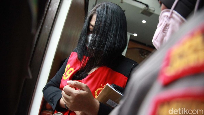 Putri Candrawathi memakai baju tahanan kejaksaan bernomor 69 saat datang ke PN Jaksel. Putri disidang dalam kasus pembunuhan berencana Yosua.
