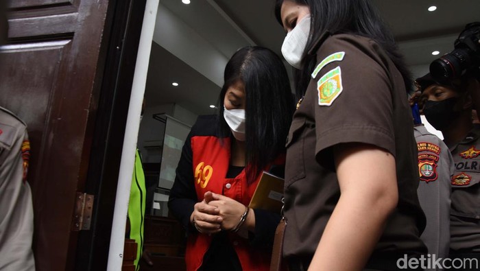 Putri Candrawathi memakai baju tahanan kejaksaan bernomor 69 saat datang ke PN Jaksel. Putri disidang dalam kasus pembunuhan berencana Yosua.