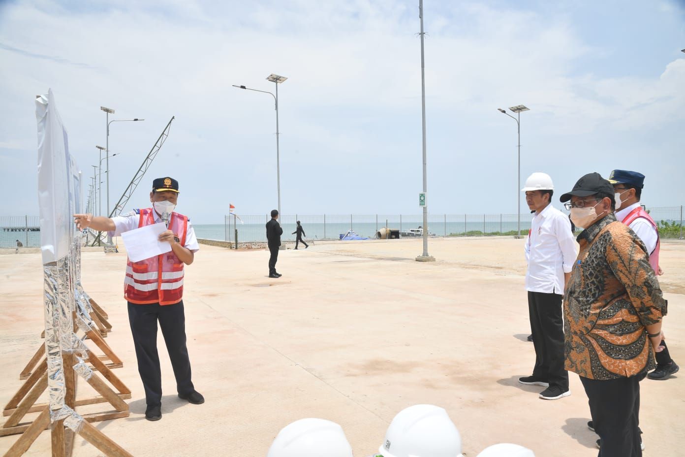Presiden Joko Widodo meninjau langsung Pelabuhan Tanjung Ular di Kabupaten Bangka Barat, Provinsi Kepulauan Bangka Belitung pada Kamis, 20 Oktober 2022. Dengan kehadiran pelabuhan tersebut, Presiden berharap mobilitas barang akan meningkat sehingga turut mendongkrak daya saing daerah setempat. (Rusman - Biro Pers Sekretariat Presiden)