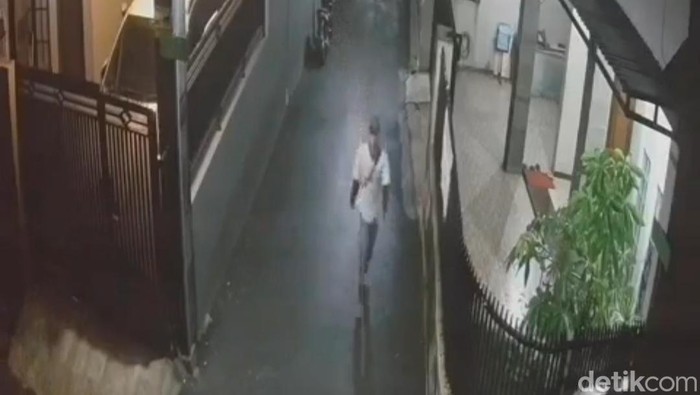 Pria diduga pembunuhan anak perempuan di Cimahi terekam CCTV.