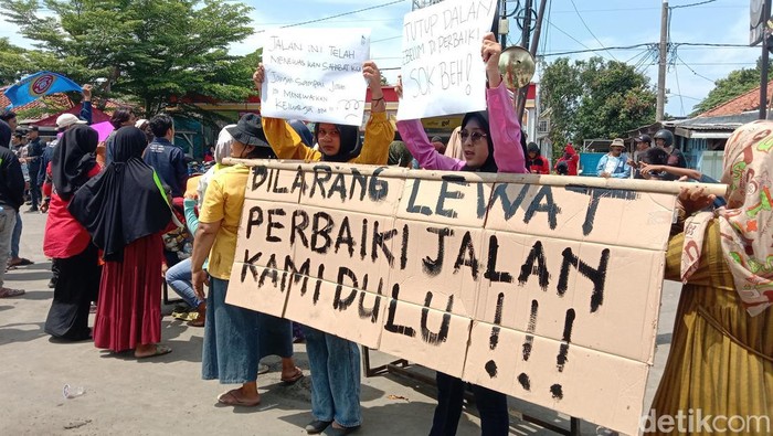 Emak-emak Indramayu blokade jalan tuntut perbaikan jalan berlubang
