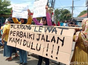 Emak-emak di Indramayu Buat Blokade, Tuntut Perbaikan Jalan Berlubang
