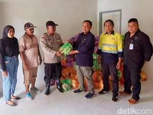 Korban Banjir Pesanggaranan Banyuwangi Dapat Bantuan Sembako