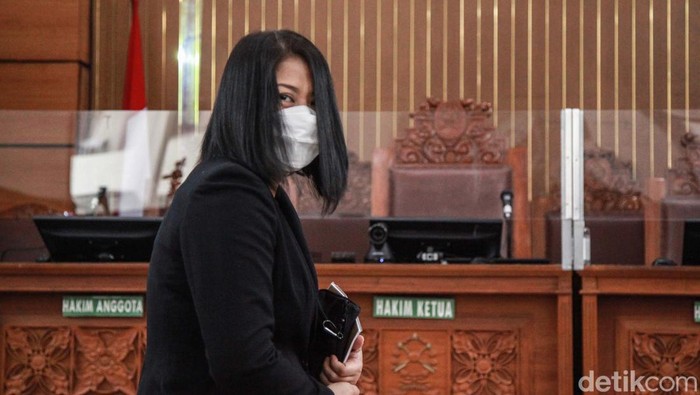 Putri Candrawathi Berompi Tahanan Nomor 69 Putri Candrawathi kembali menjalani sidang di Pengadilan Negeri Jakarta Selatan (PN Jaksel), Kamis (20/102). Putri datang dengan memakai rompi tahanan bernomor 69.