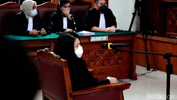 Putri Candrawathi kembali menjalani sidang di Pengadilan Negeri Jakarta Selatan (PN Jaksel), Kamis (20/102). Putri datang dengan memakai rompi tahanan bernomor 69.