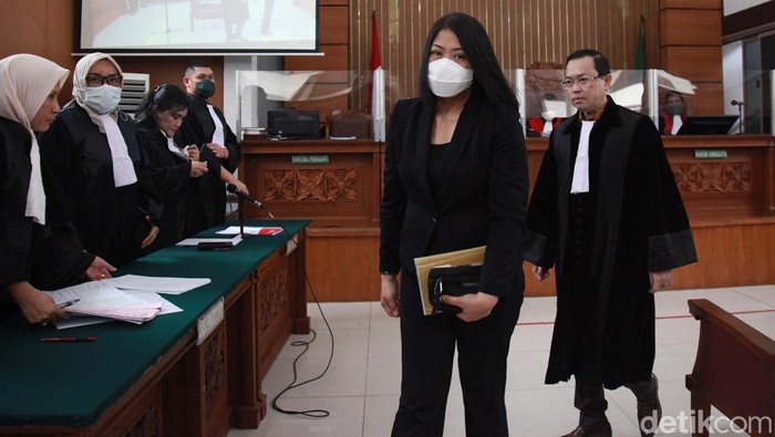 Putri Candrawathi kembali menjalani sidang di Pengadilan Negeri Jakarta Selatan (PN Jaksel), Kamis (20/102). Putri datang dengan memakai rompi tahanan bernomor 69.