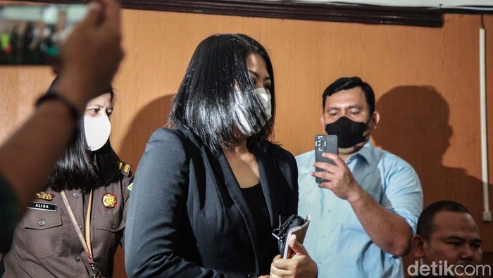 Putri Candrawathi kembali menjalani sidang di Pengadilan Negeri Jakarta Selatan (PN Jaksel), Kamis (20/102). Putri datang dengan memakai rompi tahanan bernomor 69.