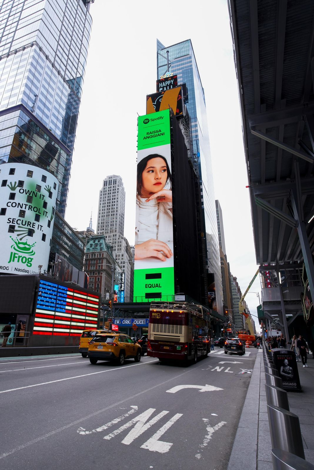 Raissa Anggiani tak menyangka mejeng di Times Square, New York.