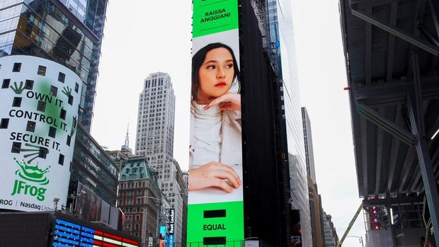 Raissa Anggiani tak menyangka mejeng di Times Square, New York.