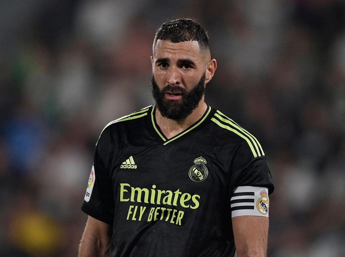 Soccer Football - LaLiga - Elche v Real Madrid - Estadio Manuel Martinez Valero, Elche, Spain - October 19, 2022 Real Madrid's Marco Asensio celebrates scoring their third goal with teammate Karim Benzema REUTERS/Pablo Morano