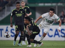 Para pemain Real Madrid dan Elche berebut bola.