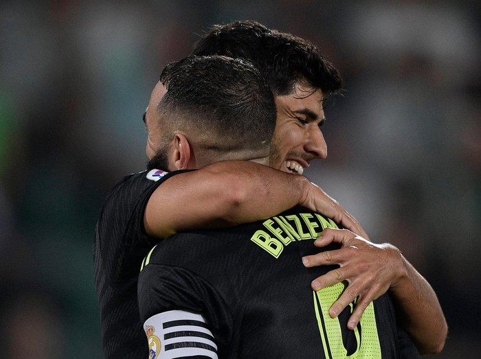 Soccer Football - LaLiga - Elche v Real Madrid - Estadio Manuel Martinez Valero, Elche, Spain - October 19, 2022 Real Madrid's Marco Asensio celebrates scoring their third goal with teammate Karim Benzema REUTERS/Pablo Morano