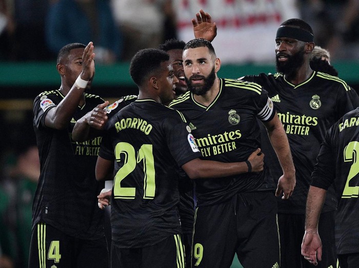 Soccer Football - LaLiga - Elche v Real Madrid - Estadio Manuel Martinez Valero, Elche, Spain - October 19, 2022 Real Madrid's Marco Asensio celebrates scoring their third goal with teammate Karim Benzema REUTERS/Pablo Morano