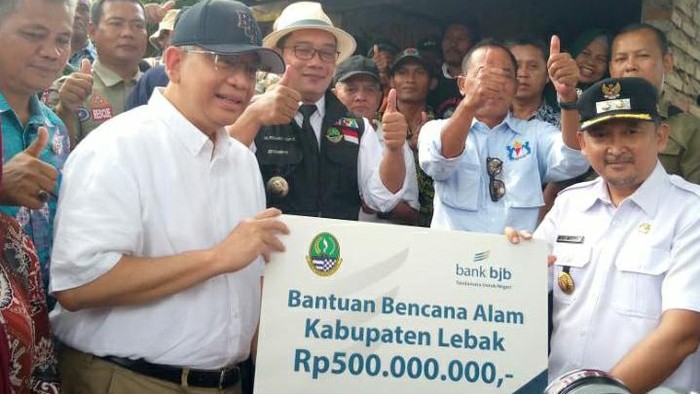 Ridwan Kamil Beri Bantuan Rp 500 Juta ke Korban Banjir di Bayah
