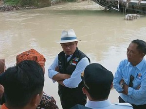 Ridwan Kamil Tinjau Lokasi Terdampak Banjir di Bayah Lebak