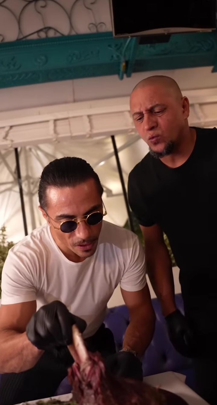 Salt Bae Melayani Roberto Carlos Menikmati Rib Steak di Restorannya