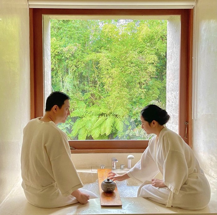 Romantisnya Ricky Subagja dan Istri Saat Ngeteh hingga Nongkrong di Bali Romantisnya Ricky Subagja dan Istri Saat Ngeteh hingga Nongkrong di Bali