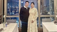 Ricky Subagja juga suka membagikan momen bersama dengan sang istri tercinta, Cica Andjani. Salah satunya ketika mereka merayakan ulang tahun istrinya di restoran. Foto: Instagram @rickysoebagdja / @cicandjani