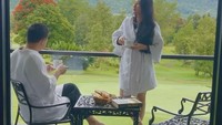 Pria 51 tahun itu juga pernah mengajak istrinya menginap di hotel dengan pemandangan indah. Ini ketika mereka sarapan sambil nge teh cantik dengan pemandangan gunung. Foto: Instagram @rickysoebagdja / @cicandjani