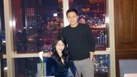 Makan malam di restoran pun sering dilakukan oleh Ricky Subagja dan sang istri. Sebelum mulai makan malam romantis, tak lupa mereka ambil foto dulu nih. Foto: Instagram @rickysoebagdja / @cicandjani
