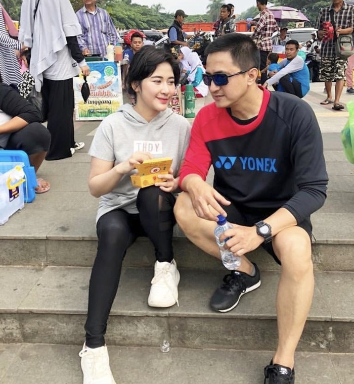 Romantisnya Ricky Subagja dan Istri Saat Ngeteh hingga Nongkrong di Bali