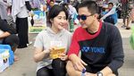 Romantisnya Ricky Subagja dan Istri Saat Ngeteh hingga Nongkrong di Bali