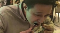 Ricky Subagja sepertinya juga hobi kulineran nih. Ini momen ketika ia mencoba makan oyster mentah. Foto: Instagram @rickysoebagdja / @cicandjani