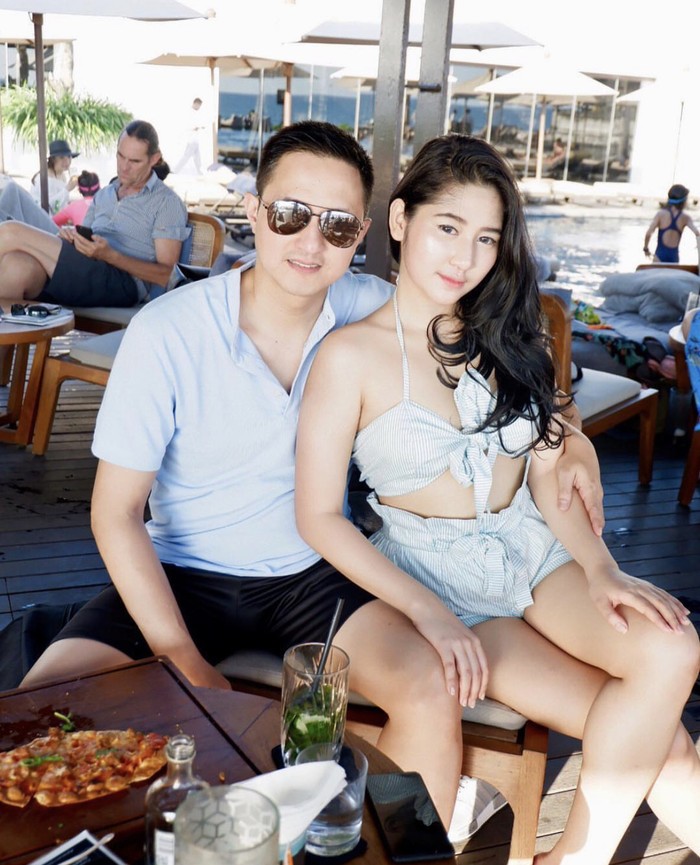 Romantisnya Ricky Subagja dan Istri Saat Ngeteh hingga Nongkrong di Bali