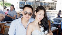 Pasangan baru ini pun sempat menghabiskan waktu di Bali. Tak lupa mereka nongkrong di Beach Club Bali sambil memesan pizza dan minuman. Foto: Instagram @rickysoebagdja / @cicandjani