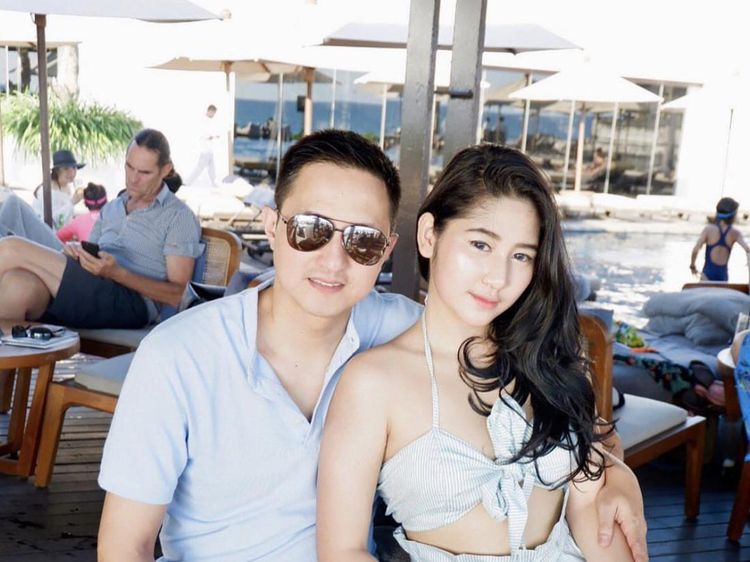 Romantisnya Ricky Subagja dan Istri Saat Ngeteh hingga Nongkrong di Bali