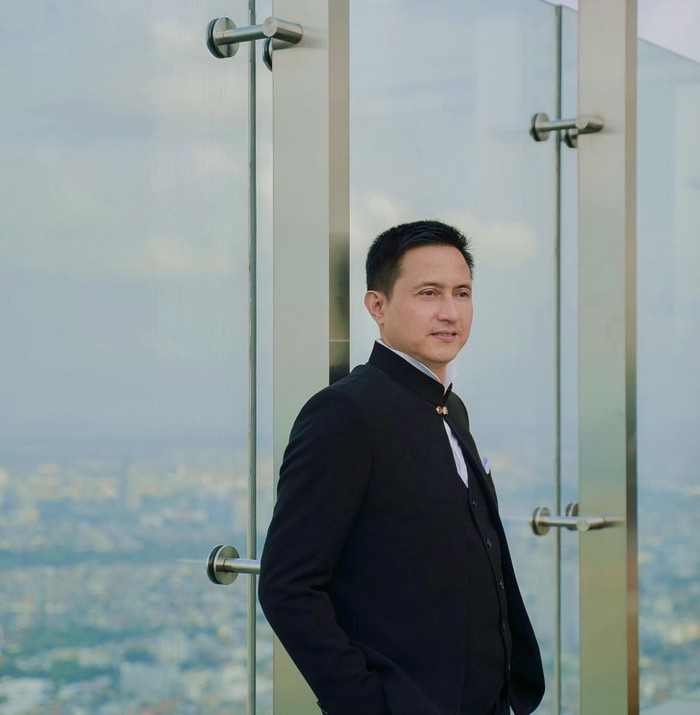 Romantisnya Ricky Subagja dan Istri Saat Ngeteh hingga Nongkrong di Bali