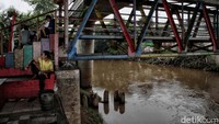 Kepala Dinas Sumber Daya Air (SDA) DKI Jakarta Yusmada Faizal sebelumnya menjelaskan Kelurahan Rawajati merupakan satu dari empat kelurahan yang menjadi prioritas penanganan banjir pada 2023. Adapun rumah yang dibongkar berdiri di lahan yang telah dibebaskan. Pradita Utama/Detikcom