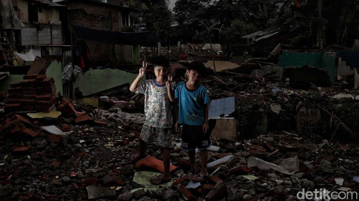 Rumah-rumah Ini Dirobohkan untuk Normalisasi Ciliwung Pemprov DKI Jakarta melanjutkan pembebasan lahan untuk normalisasi Sungai Ciliwung. Sebanyak 50 dari 100 bidang tanah di Rawajati, Jaksel, dibebaskan.