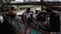 Sejumlah warga beraktivitas di kawasan Kelurahan Rawajati, Pancoran, Jakarta Selatan, Kamis (20/10/2022).