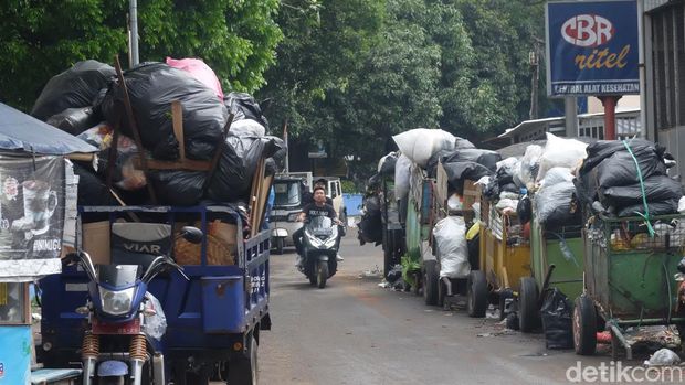 Sampah menumpuk di kawasan Karapitan, Kota Bandung.