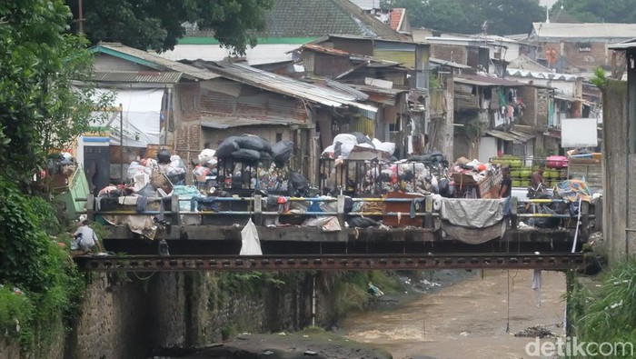 Sampah menumpuk di kawasan Karapitan, Kota Bandung.