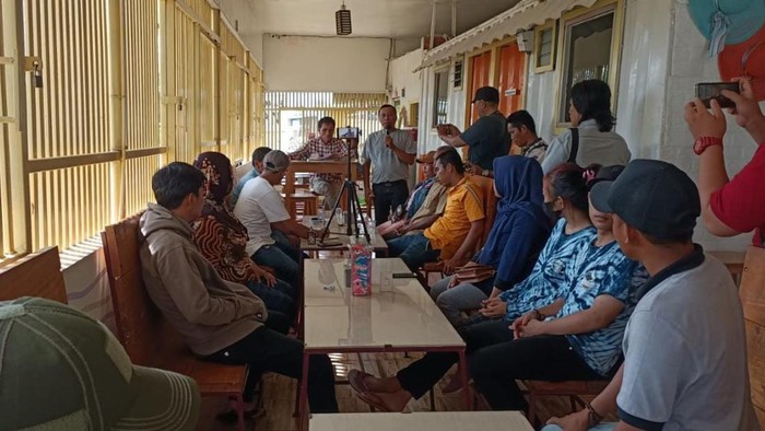 Sejumlah warga yang menjadi korban dugaan pemerasan oknum polisi Polres PALI, Sumsel.