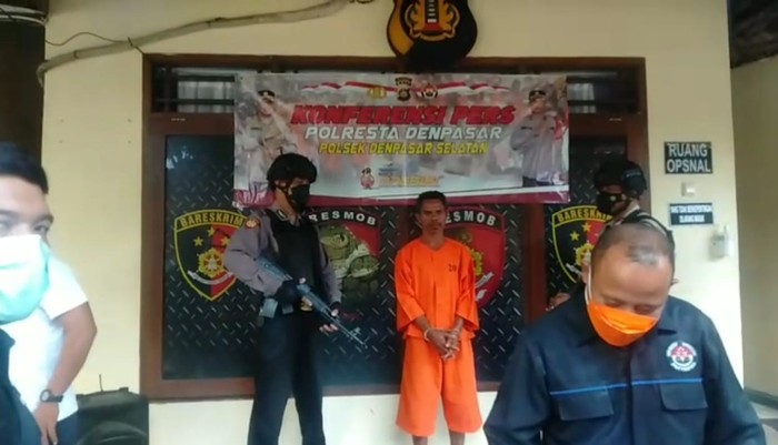 Seorang pria di Kota Denpasar, dibekuk oleh aparat Polsek Denpasar Selatan usai menunjukkan alat vitalnya kepada karyawati toko. (Istimewa)
