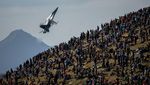 Warga Swiss Ramai-ramai Nonton Aksi Jet Tempur dari Puncak Gunung