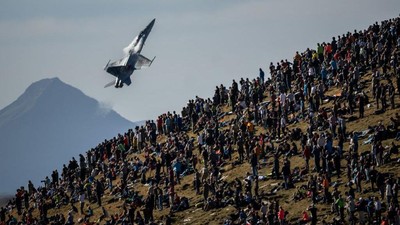 Warga Swiss Ramai-ramai Nonton Aksi Jet Tempur dari Puncak Gunung