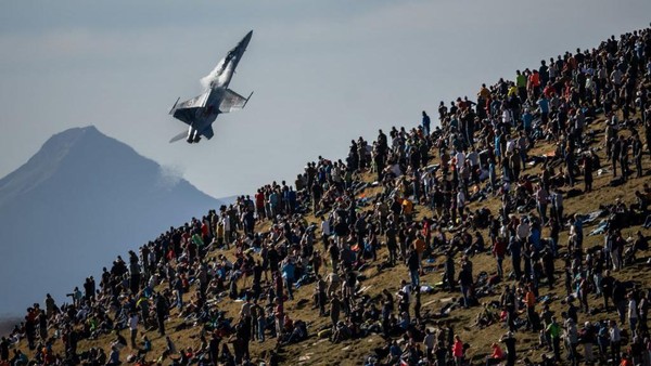 Warga Swiss Ramai-ramai Nonton Aksi Jet Tempur dari Puncak Gunung